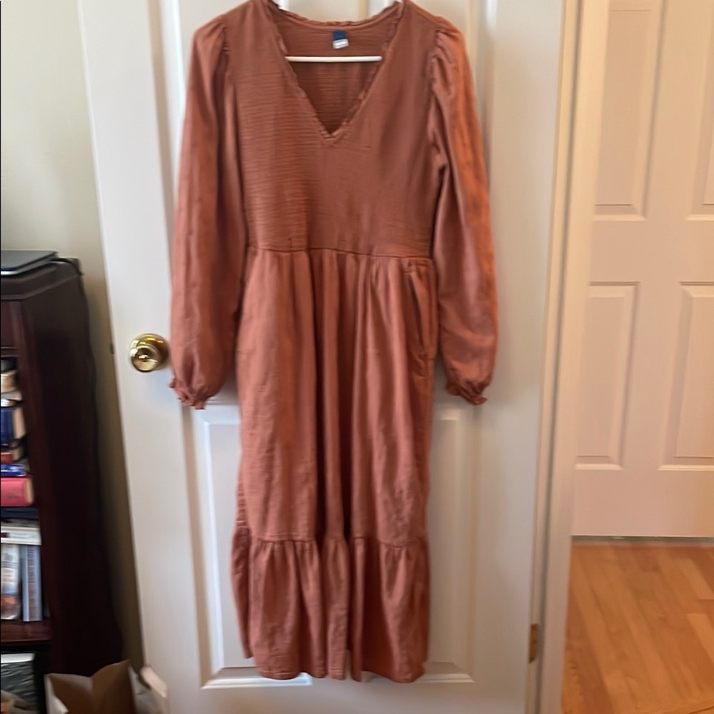 Dress. Elegant Rust Dress Old Navy Medium. Flowy. Embroidered. Pockets. V neck.